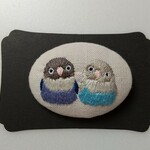 ボタンインコの刺繍ブローチ