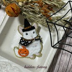 【ピンクホワイト】ハロウィンチンチラの手刺繍ブローチ②魔女ver.