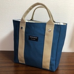 オーダー品です。帆布生地を使った仕切りタイプのトートバッグです。お色はブルーのショルダー無しタイプです。
