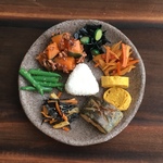 【C】焼きサバ＆和惣菜プレート (塩むすびつき)：黒皿
