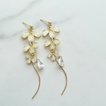 花びらと滴のピアス、イヤリング   ロング／大ぶり／ジルコニア