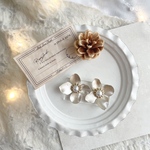 【ピアス or イヤリング】お花ピアス フラワー 秋 メタルパーツ ホワイト ゴールド パール