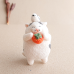 柿をどうぞ♪シマエナガと白黒ぶち猫さんのブローチ
