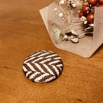 こぎん刺し　ブローチ　くるみボタン