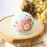 コスモス　手刺繍　ブローチorヘアゴム