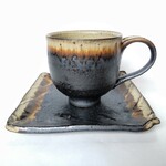 燻した感じの黒いモダンなコーヒーカップ