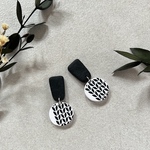 ニット風ブラック×ホワイトのポリマークレイピアス/イヤリング