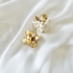 gold flower & white flower bouquet brooch set