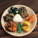 【F】焼きサバ＆和惣菜プレート (塩むすびつき)：茶皿
