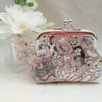 NEW✨　ねこちゃんいっぱい🐾　角7.5cm がま口　👛　小銭入れ　小物入れ　 ハンドメイド　ねこ　ベージュ　プレゼントにも