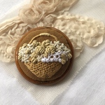 antique rose 刺繍木枠ブローチ