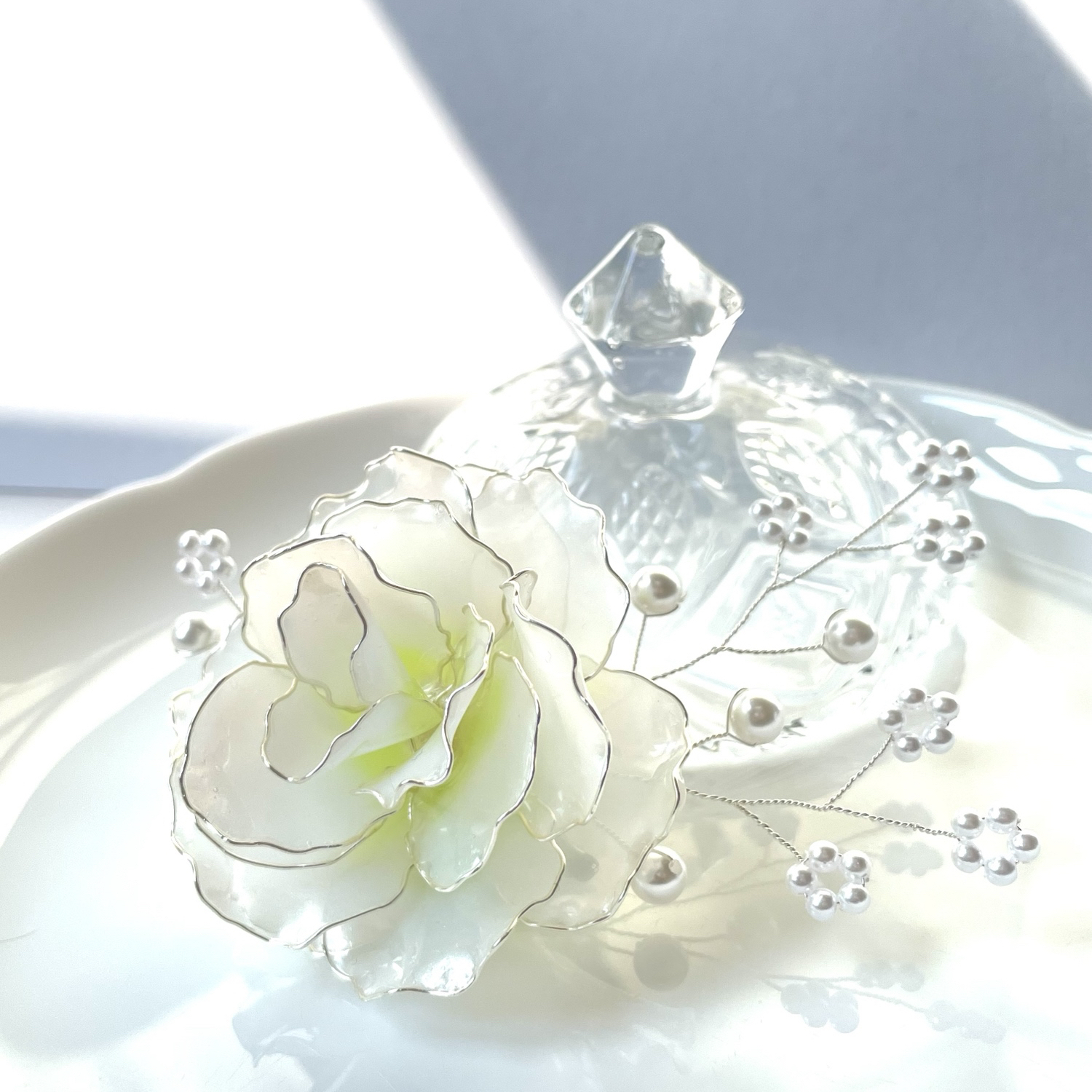 白薔薇のアレンジメント　　　　アメリカンフラワー　（ディップフラワー） 1d6cf0079fa37704a2599c5d63f089