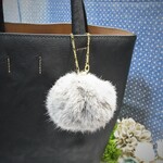 バッグチャーム ラビットファー自然色」グレー　