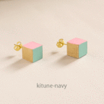 木の立方体　ピアス/イヤリング 〈ターコイズ×ピンク×ゴールド〉