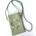 花の刺繍のスマホショルダー