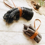 【これからの季節に】グローブホルダー　手袋キーパー　革　レザー　ストラップ付き　キャメル　バックチャーム