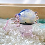 A16　宇宙を宿すガラスのウーパールーパー［座りピンク］
