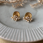 パールビーズの花束ピアス/イヤリング/アレルギー対応/ゴールド/大人可愛い/シンプル/小粒/送料無料/ラッピング無料