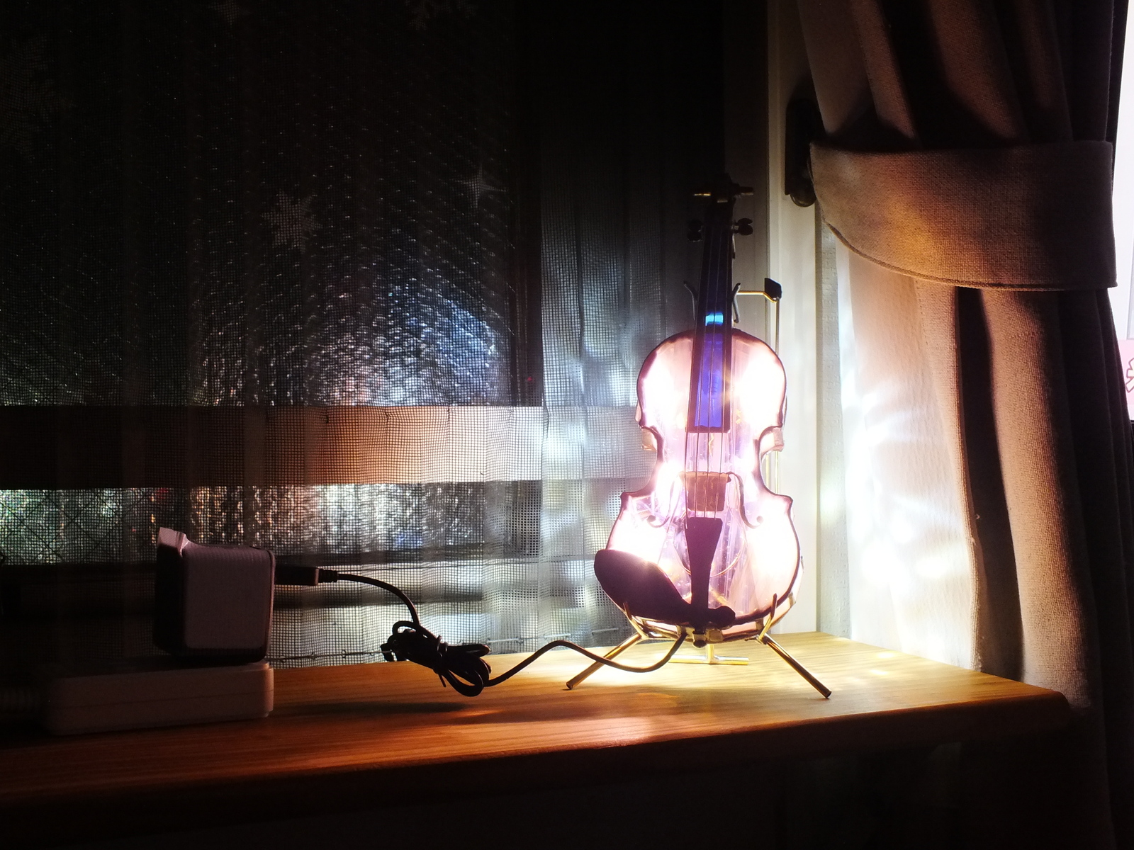 マホガニーのバイオリン；ステンドグラス LEDを組み込んだ手作り 