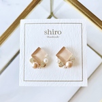 ミルクティーベージュガラスタイルとパールのビジューピアス　イヤリング　結婚式　七五三　サージカルステンレス　卒業式　入学式　卒園式　入園式イヤリング