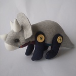 恐竜のぬいぐるみ(トリケラトプス)