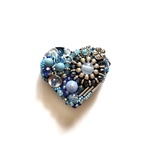 中サイズ　con Azul   Antique Silver Beads Reunion ハートの ビーズ刺繍ブローチ