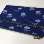 Wファスナーポーチ（お薬手帳・預金通帳）紺ベースにカブ模様