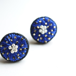 ＜Stella～遊び好きの星～＞満天の星刺繍イヤリング◎ブルー/青◎アレルギー対応パーツ変更可能