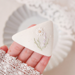 ラベンダーとマーガレットの刺繍 𓆸（三角パッチンピン）