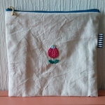 チューリップ刺繍のフラットポーチ