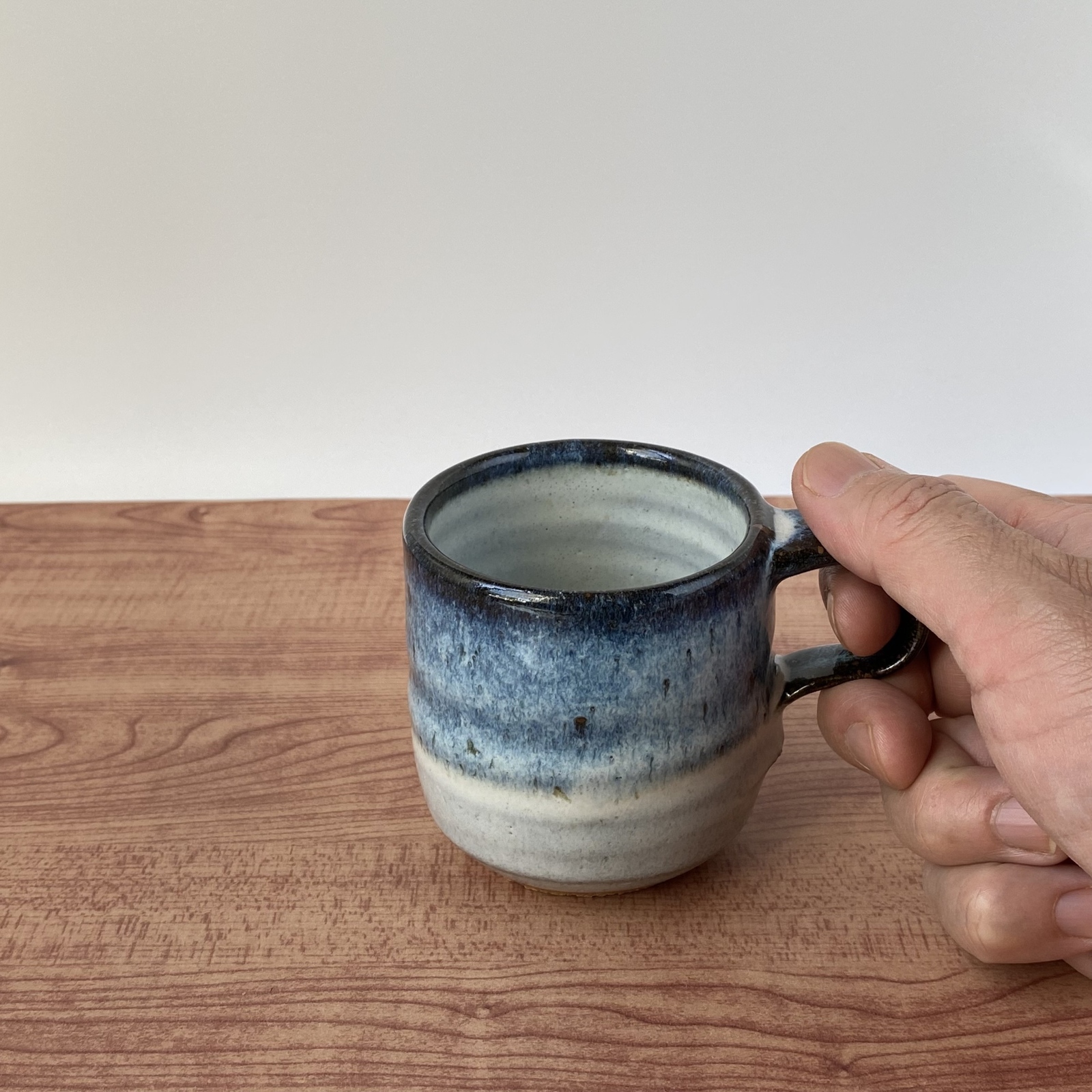 ブルーとホワイトのコーヒーカップ　　　 【手仕事　和　陶器　民藝　コップ】