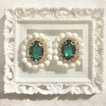 ❤️再販④❤️ ビジューとビーズ刺繍のピアス　イヤリング　レトロポップ　昭和レトロ　大ぶり　一粒　個性的　クリスマスカラー　オーロラビーズ　エメラルド