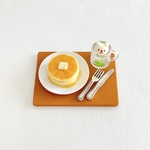 喫茶店のパンケーキとクリームソーダセット