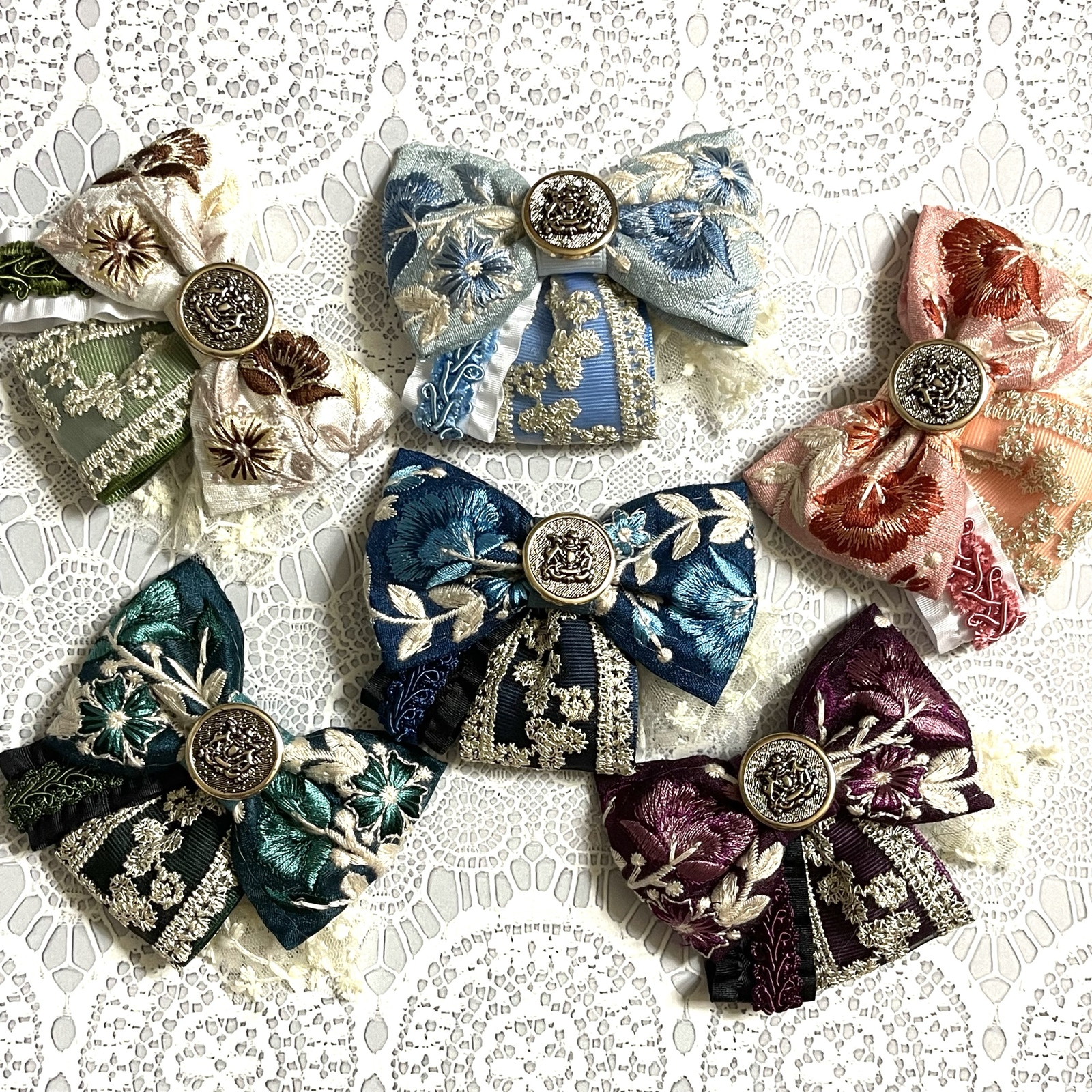 no.88 再販✩.*˚水色刺繍リボンと華やかパーツのヘアアクセサリー 水色／パール＆ドット柄リボンアクセサリー／4点セット – SUNHOSEKI