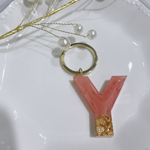 コーラルピンク＊うるツヤワンカラーアルファベットレジンキーホルダー＊イニシャル＊チャーム＊名入れ可能＊金箔＊銀箔 ＊ハンドメイド