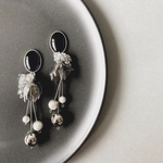 ネイビー × メタルフラワー［ サージカルステンレスポスト使用 / イヤリング対応 ］