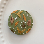 刺繍くるみボタン（ヘアゴム/ブローチ）