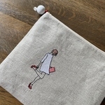 ミシン刺繍を施したお洒落なペタンコポーチです。