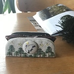 北欧風　森と小鳥　刺繍　　メガネスタンドで　心地よいお部屋に。　