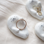 よっ！っと手を上げてるのんびりアザラシ　小物入れ