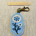 刺繍フラワーのキーホルダー（クリーム×スカイ）