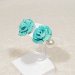 15×15mmターコイズの薔薇とパールキャッチのピアス（トルコ石、本真珠、淡水パール、チタン製ポール、シリコン樹脂）