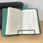 肉球アクセント　グリーンの床革ブックカバー　文庫本サイズ
