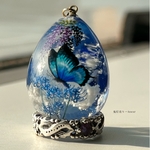 タンザナイト色の夜空に藤の花と青彼岸花モルフォ蝶　雲レジン　オルゴナイト　たまご型レジンネックレス 蓄光三日月