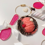 【秋冬いちごアイス】ダブルチョコトッピングのベリーとチョコレートのアイス、キャンディスプーンつきバッグチャーム