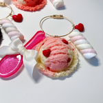 【秋冬いちごアイス】ベリーチョコトッピングのバニラとストロベリーアイス、キャンディスプーンとマシュマロつきバッグチャーム