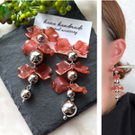 【他カラーあり】レッド シルバー 花びら 大ぶり ゆらゆら フラワー 花弁 アシンメトリー ハンドメイド ピアス イヤリング  手染め ビーズ