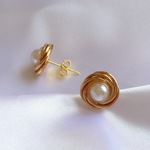 シンプル　小ぶり　ゴールド✕パール　ニッケルフリーピアス