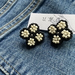 monotone flower ビーズ刺繍ピアス・イヤリング