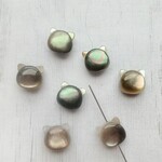 【10mm　1個　貫通穴】黒蝶貝　猫